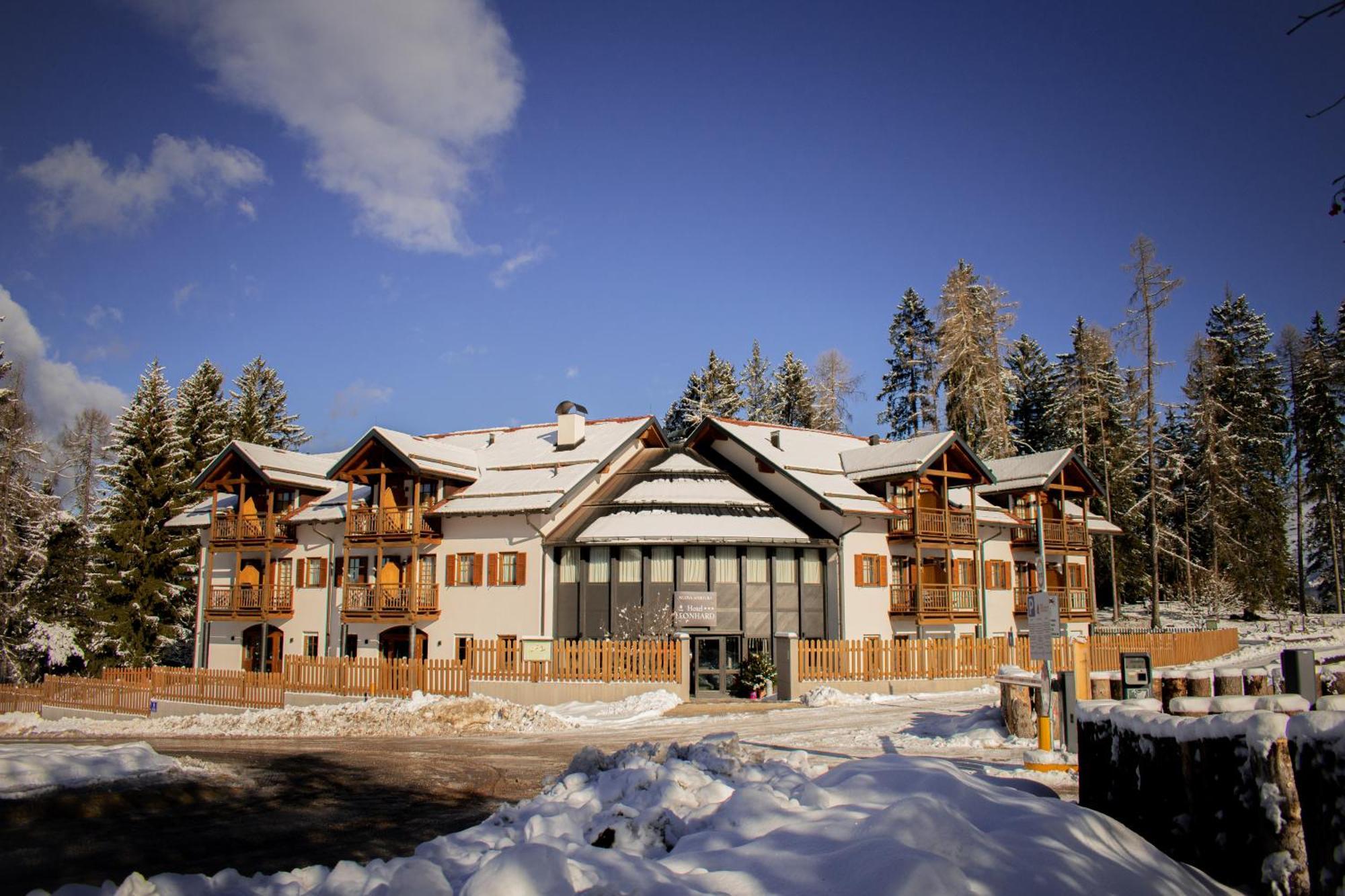 Hotel Leonard Nova Ponente Exterior photo